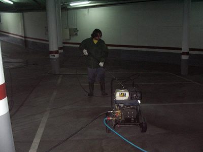 Limpieza de garaje con agua a presión