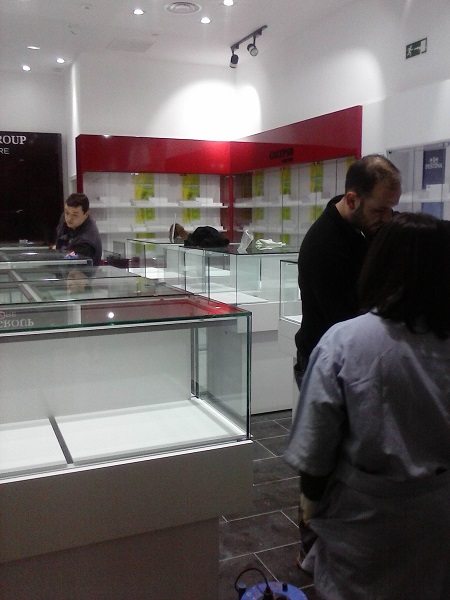 Personal de Galiport limpiando un local comercial